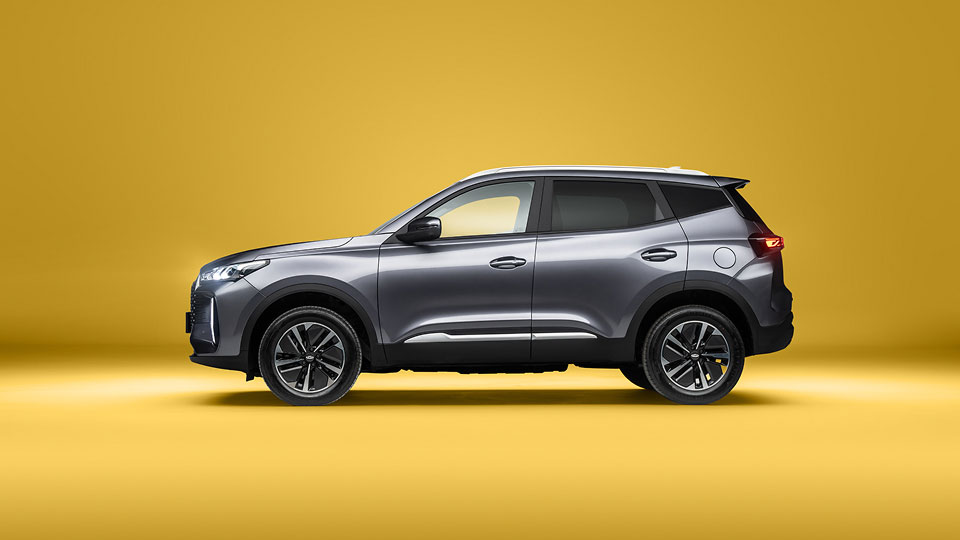 Chery Tiggo 4 in grey against a golden background