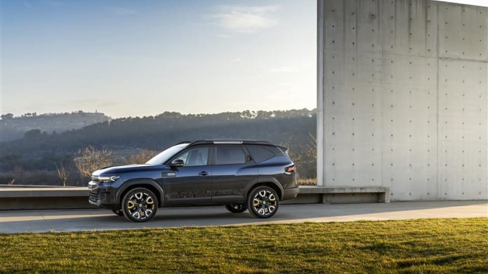 Side angel view of Dacia Bigster