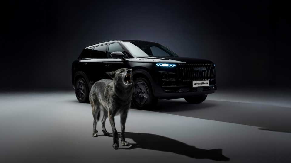 Wolf howling with JAECOO 7 SHS black in background
