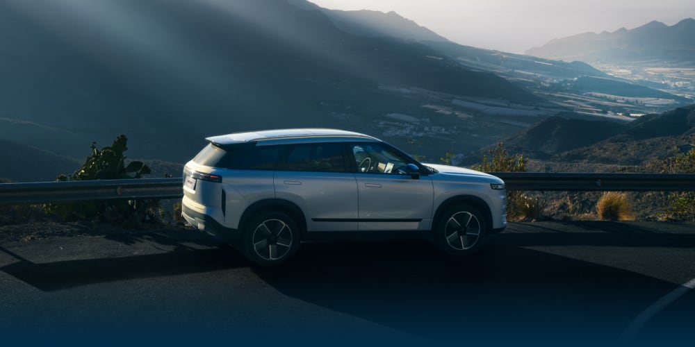 Side angled view of Jaecoo vehicle parked on the road