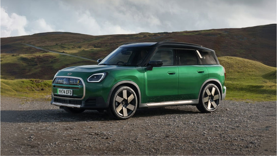 Front side-on view of MINI Countryman Electric