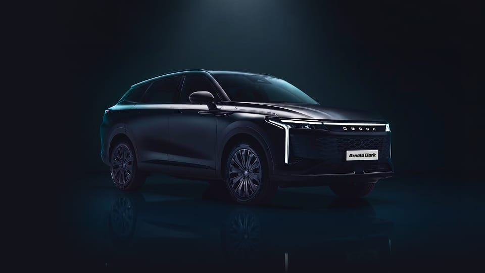 OMODA 9 black noble in the dark with lights on