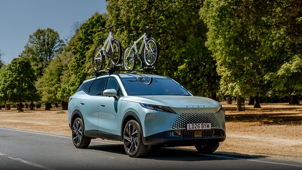 OMODA 9 with Thule bike rack on roof