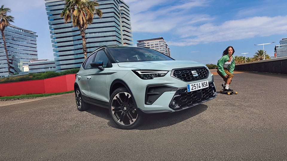 Front angled view of Seat Arona